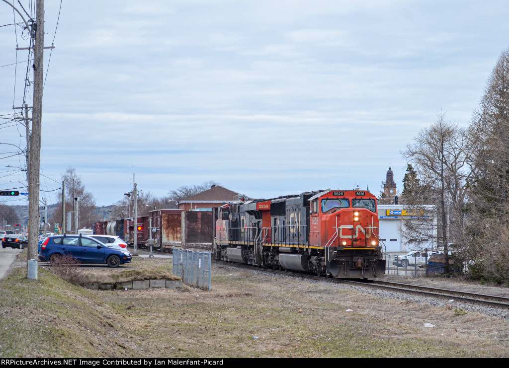 CN 5626 leads 402 near Belzile Avenue